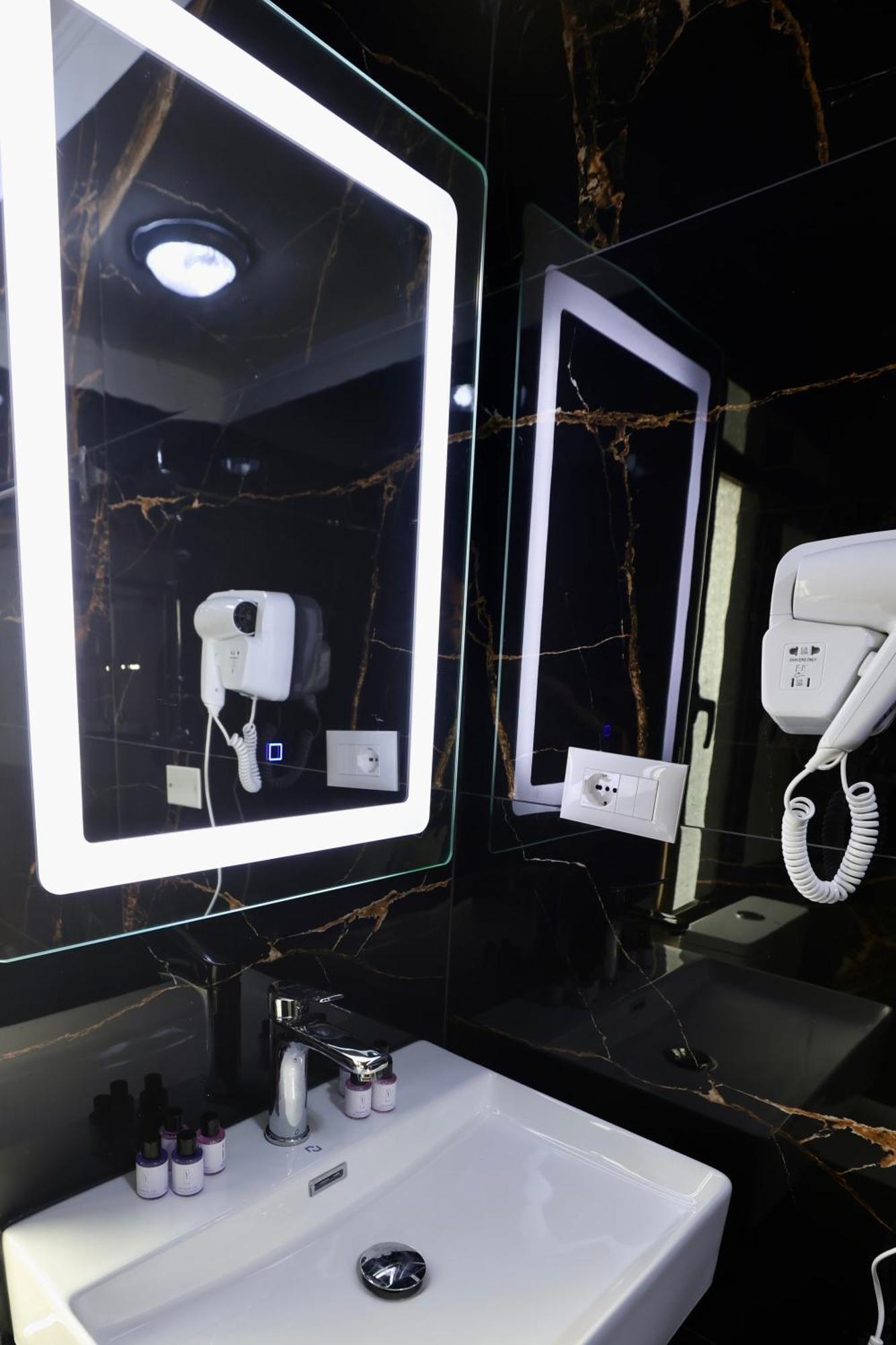 Vila Alizee Hotel Tiranë Ngoại thất bức ảnh