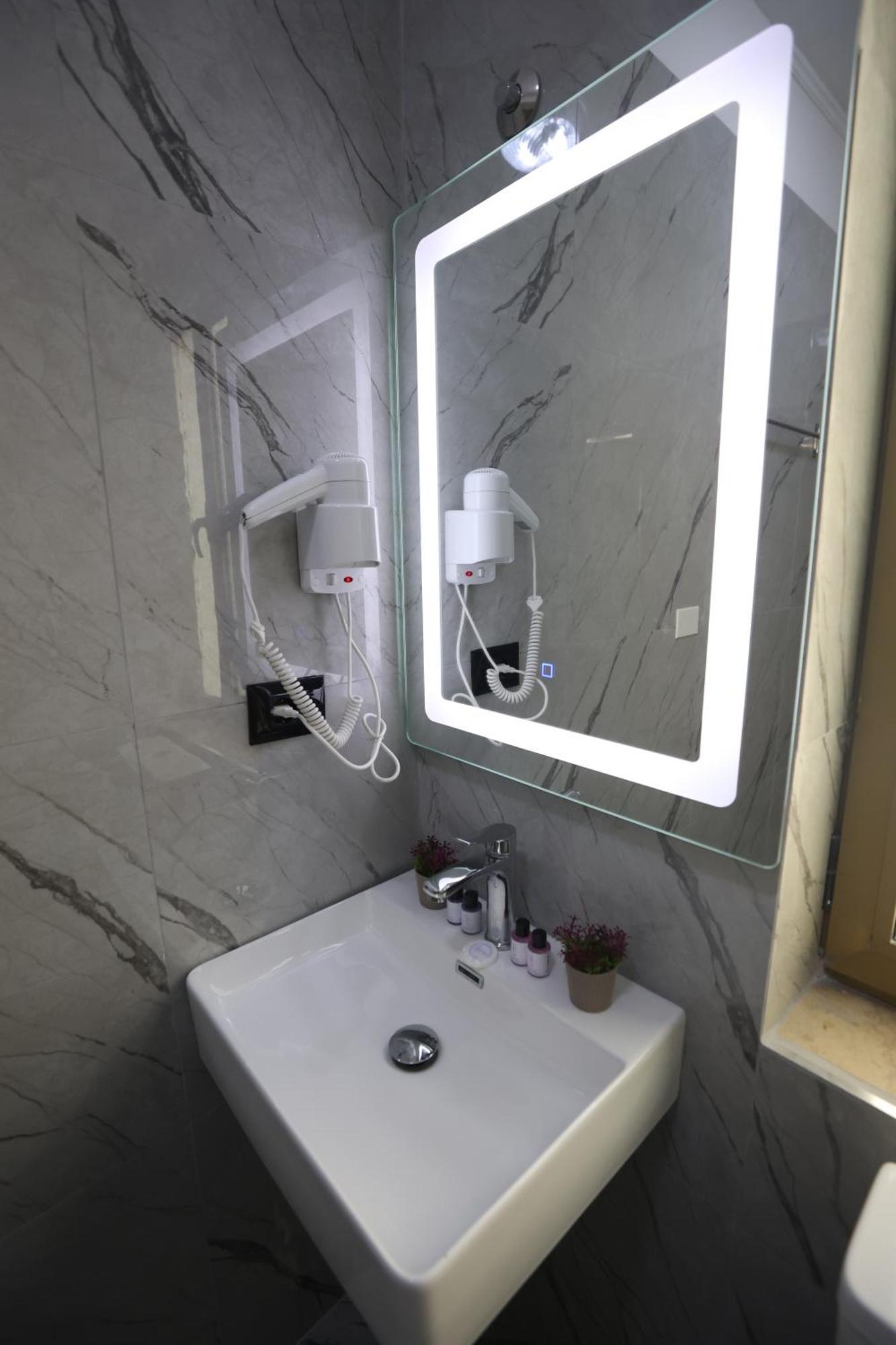 Vila Alizee Hotel Tiranë Ngoại thất bức ảnh